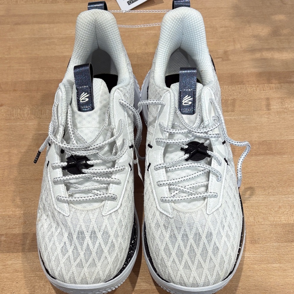 Stylish Under Armour Curry White Athletic Men's Shoes